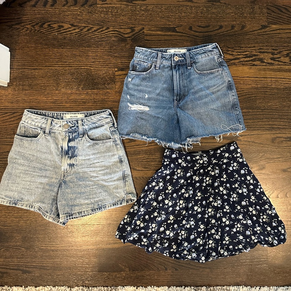 Bundle of 3 XS Hollister bottoms.